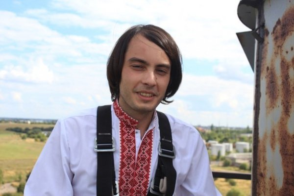 Як у Луцьку стрибали з труби заввишки понад 50 метрів у вишиванках. ФОТО. ВІДЕО