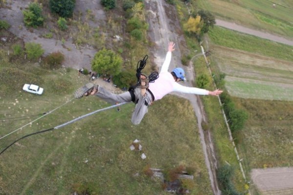 Як у Луцьку стрибали з труби заввишки понад 50 метрів у вишиванках. ФОТО. ВІДЕО