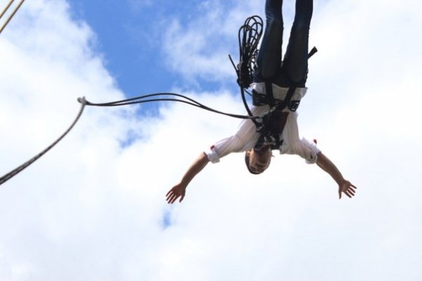 Як у Луцьку стрибали з труби заввишки понад 50 метрів у вишиванках. ФОТО. ВІДЕО