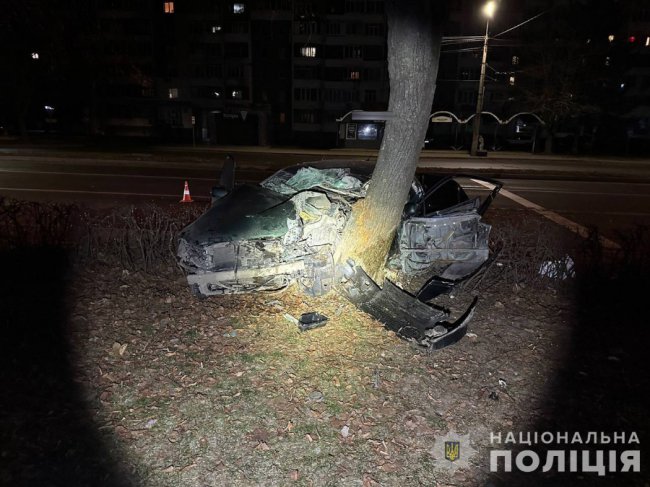 У Луцьку 18-річний водій в`їхав у дерево: травмувалося троє пасажирів