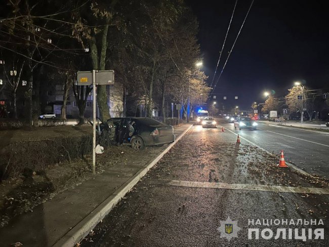 У Луцьку 18-річний водій в`їхав у дерево: травмувалося троє пасажирів