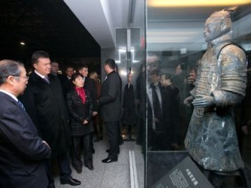 В Києві - Євромайдан, а Янукович в Китаї відвідує музеї