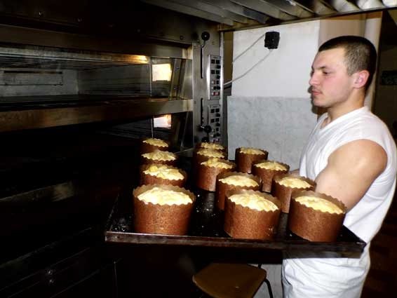 На Волині засуджені спекли паски для бійців АТО. ФОТО