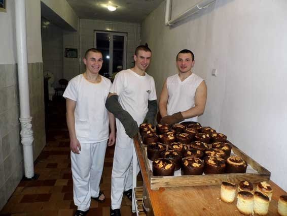 На Волині засуджені спекли паски для бійців АТО. ФОТО