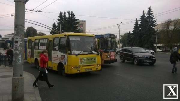 ДТП у Луцьку: не розминулися тролейбус та маршрутка. ФОТО