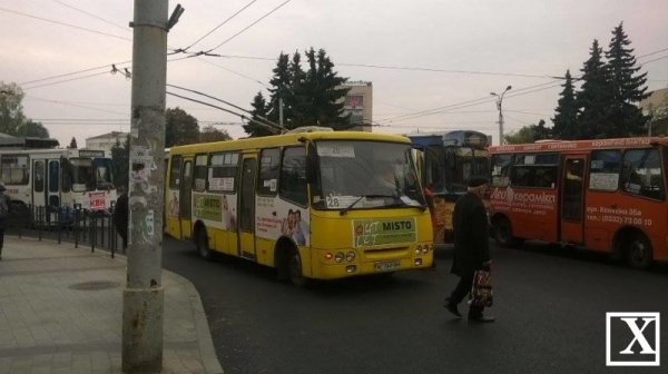 ДТП у Луцьку: не розминулися тролейбус та маршрутка. ФОТО