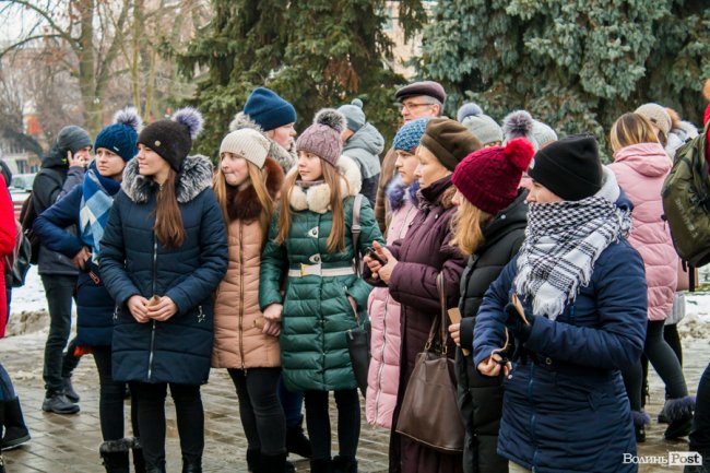 У центрі Луцька молодь влаштувала флешмоб у пам'ять про Крути. ФОТО