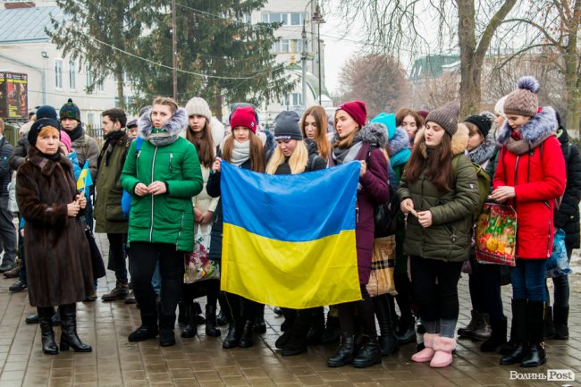У центрі Луцька молодь влаштувала флешмоб у пам'ять про Крути. ФОТО
