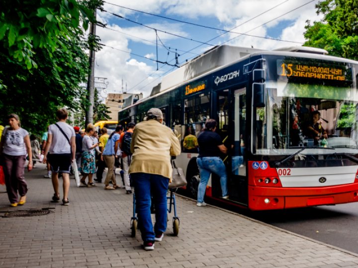 Лучани просять, щоб громадський транспорт улітку їздив довше