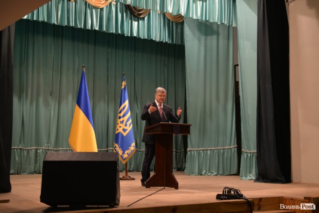 Томос, селфі та колядки: Петро Порошенко на Волині. ФОТОРЕПОРТАЖ