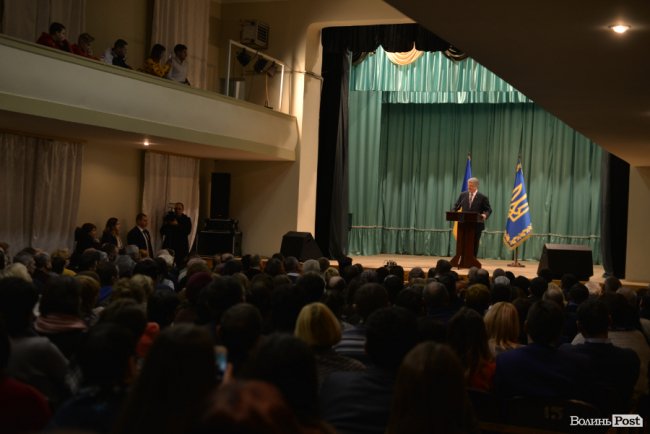 Томос, селфі та колядки: Петро Порошенко на Волині. ФОТОРЕПОРТАЖ