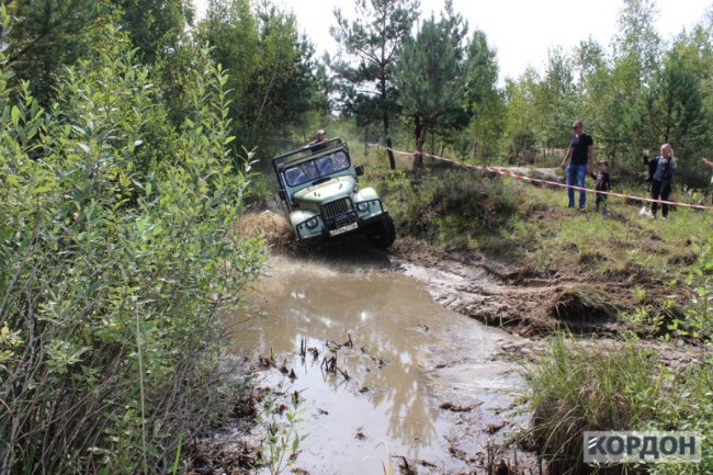 Трясовина, болото, ями: на Волині змагалися водії-екстремали. ФОТО