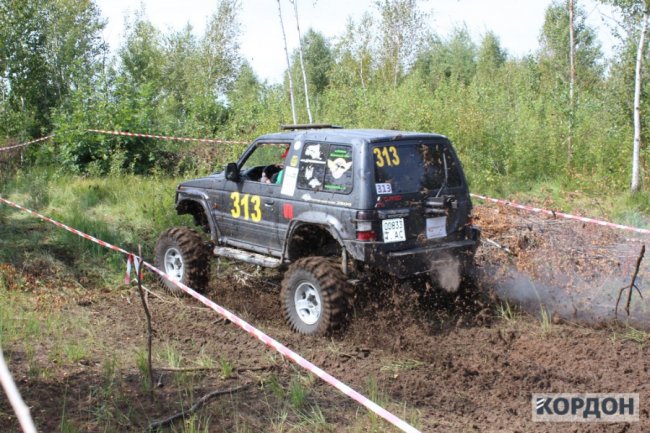 Трясовина, болото, ями: на Волині змагалися водії-екстремали. ФОТО