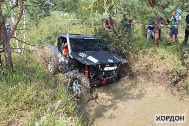 Трясовина, болото, ями: на Волині змагалися водії-екстремали. ФОТО