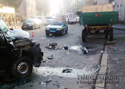 ДТП на Волині: авто зіткнулося з трактором. ФОТО