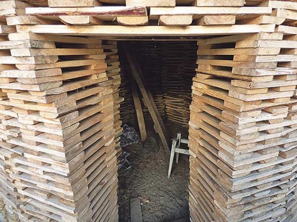 На Волині чоловік спорудив вражаючу вежу із дров