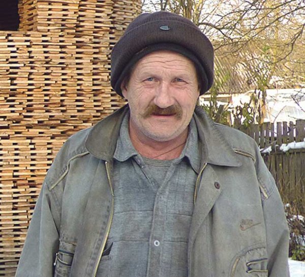 На Волині чоловік спорудив вражаючу вежу із дров