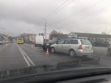 На мосту, що з’єднує Перемоги і Соборності, – аварія: рух ускладнений 