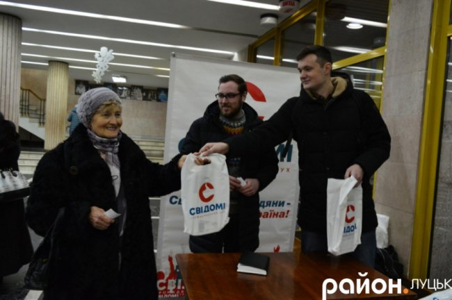 Луцьким пенсіонерам безкоштовно показали виставу «Циганка Аза». ФОТО