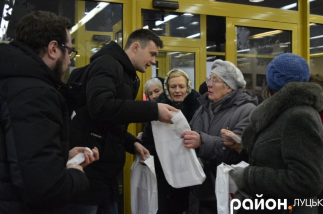 Луцьким пенсіонерам безкоштовно показали виставу «Циганка Аза». ФОТО