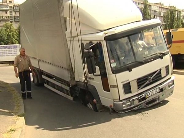 У Києві вантажівка провалилася в асфальт. ФОТО