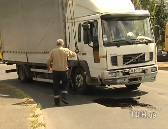 У Києві вантажівка провалилася в асфальт. ФОТО