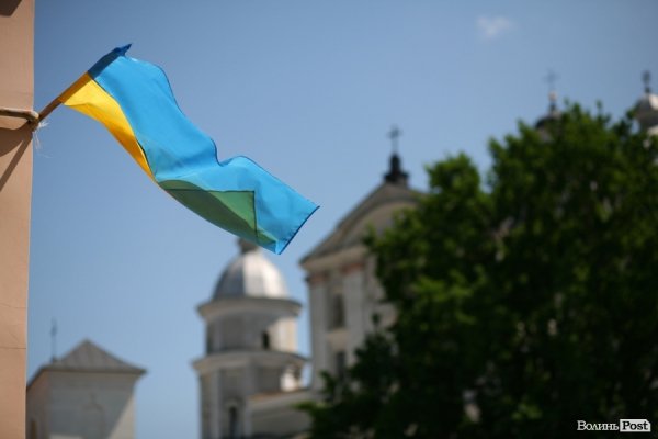 Стяг накриває собор