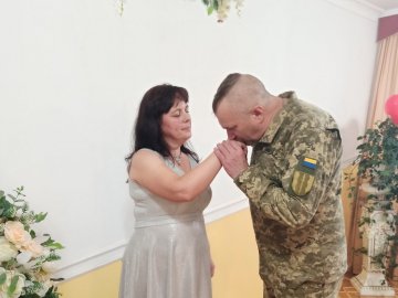 У Луцьку військовий одружився з коханою під час реабілітації після поранення 