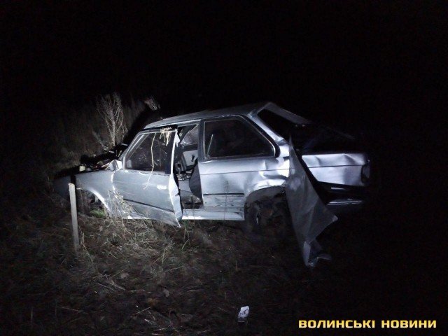 Під Луцьком п'яний водій на BMW злетів у кювет: пасажири втекли з місця ДТП. ФОТО