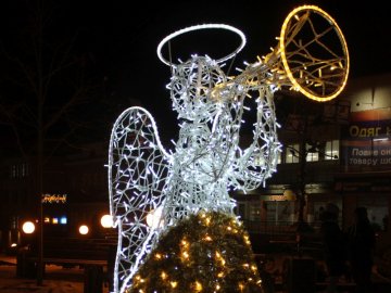 У Луцьку засяяла різдвяна ілюмінація. ФОТО