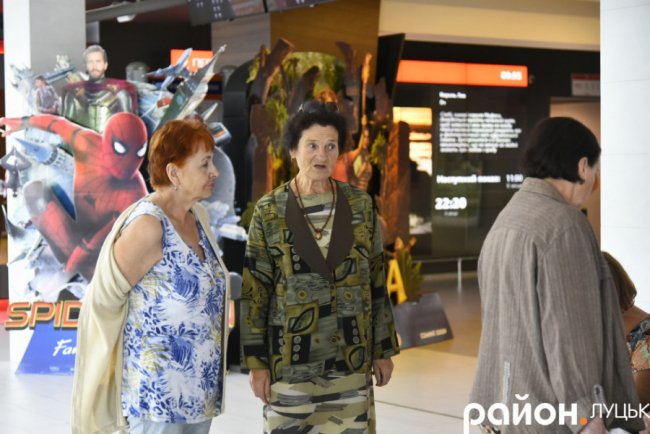 У луцькому розважальному центрі пенсіонери дивилися фільм «Король Лев»