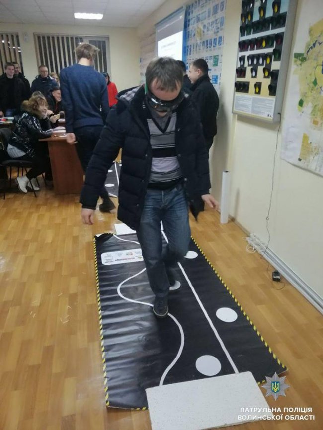 У Луцьку в автошколі патрульні презентували «п'яні» окуляри