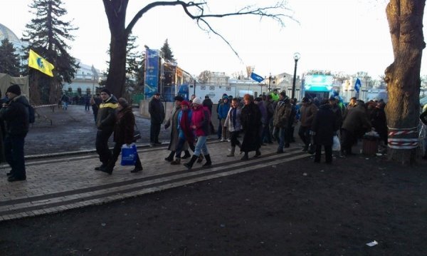 Антимайдан розходиться ‒ регіонали згортають намети. ФОТО