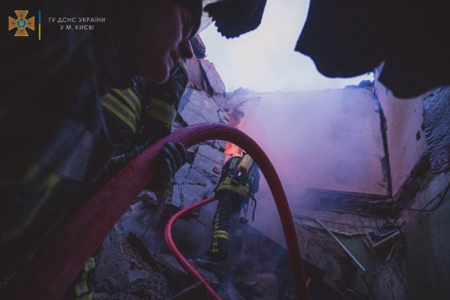Рештки збитої ракети впали на київську багатоповерхівку. ФОТО