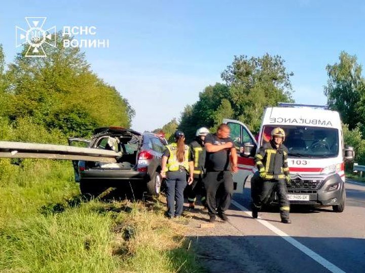 На Волині після ДТП водіїв із понівечених автівок діставали рятувальники. ФОТО