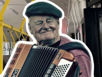 У Луцьку в тролейбусі влаштували патріотичний концерт. ВІДЕО