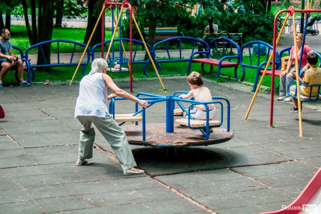 Усмішки малечі та бризки водограю: літній день у Луцьку. ФОТО