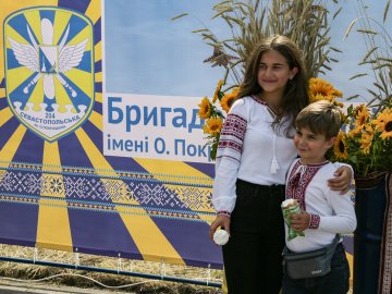У Луцьку дітям кримських льотчиків подарували вишиванки. ФОТО