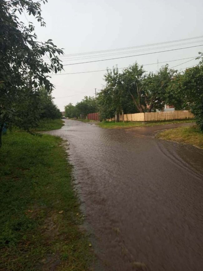 Після зливи вулиця у місті на Волині перетворилася на річку. ФОТО