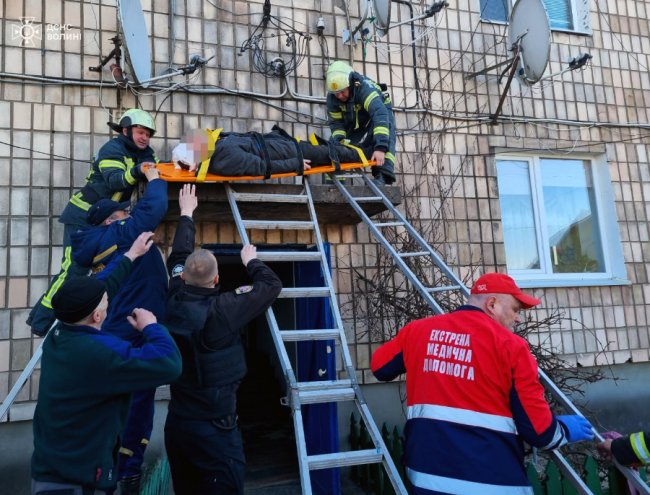 На Волині чоловік травмувався під час ремонту супутникової антени: викликали рятувальників