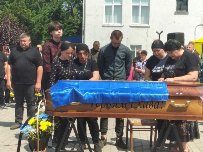 Місяць тому батьки поховали старшого сина-Героя: на Волині попрощалися з воїном Олександром Поліщуком