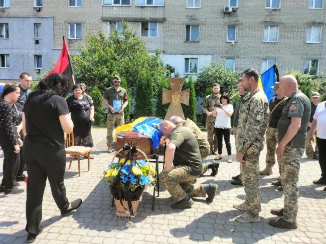 Місяць тому батьки поховали старшого сина-Героя: на Волині попрощалися з воїном Олександром Поліщуком