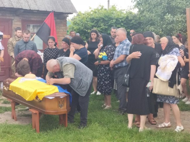 Місяць тому батьки поховали старшого сина-Героя: на Волині попрощалися з воїном Олександром Поліщуком