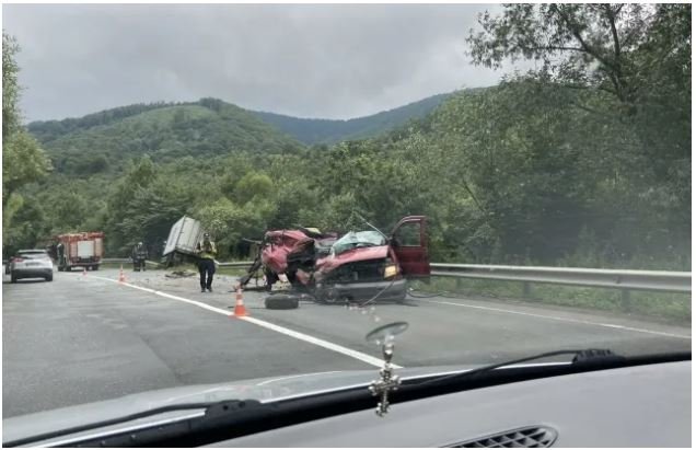 На Закарпатті в ДТП з вантажівкою загинула молода мати двох дівчаток: деталі
