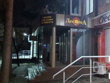 Випустив не менше 10 куль: подробиці обстрілу магазину у центрі Луцька. ВІДЕО