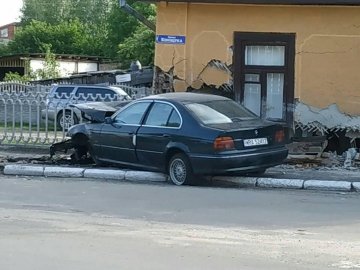 На Волині «євробляха» влетіла у стіну будинку. ФОТО