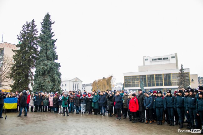 У центрі Луцька молодь влаштувала флешмоб у пам'ять про Крути. ФОТО