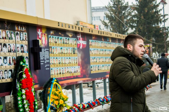 У центрі Луцька молодь влаштувала флешмоб у пам'ять про Крути. ФОТО