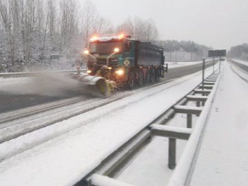 Снігопад на Волині: дороги продовжують сьогодні розчищати 35 спецмашин. ВІДЕО