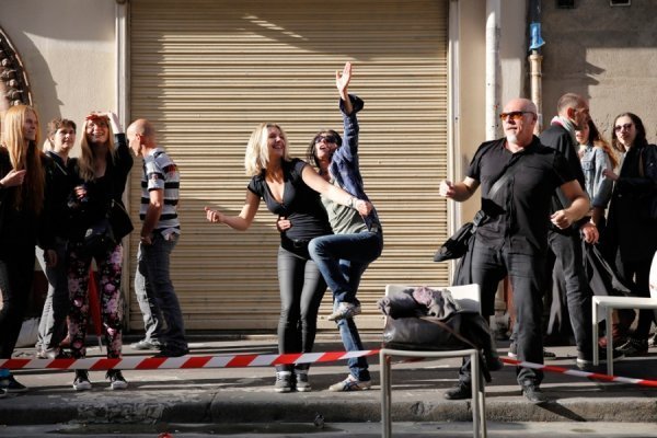 Пішоходи насолоджуватися музикою (Париж, Франція)